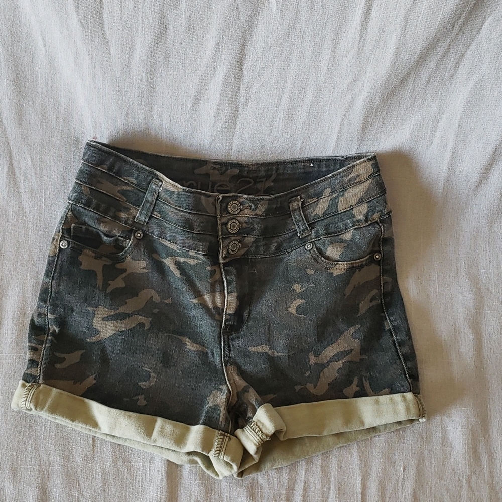 Rue 21 camouflage high waisted short, size 9-10